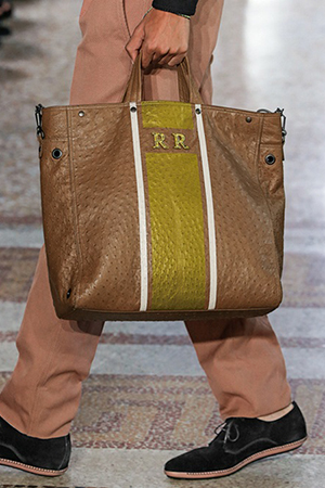 خدمة جديدة من Bottega Veneta ... توقيعك على حقيبتك